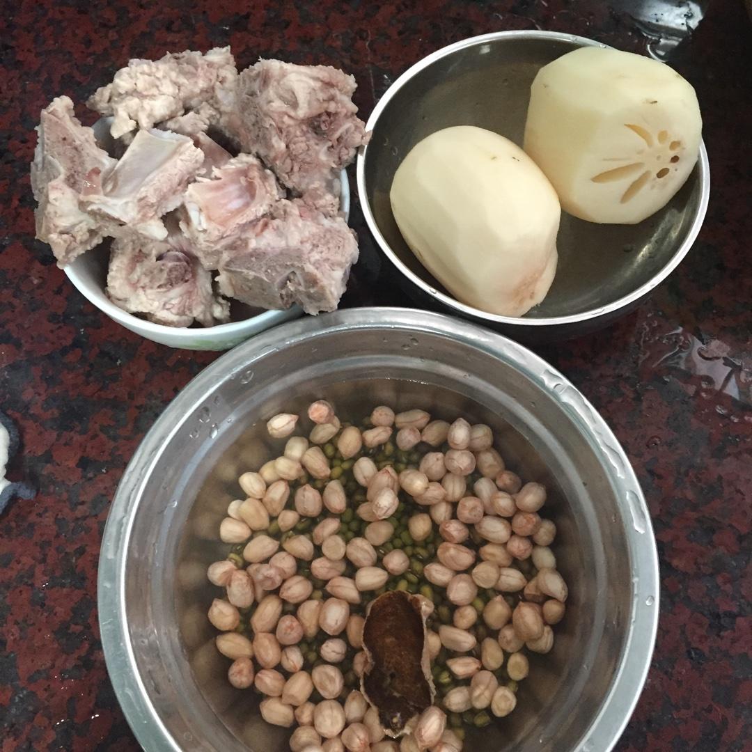 綠豆花生蓮藕排骨湯的做法 步骤1