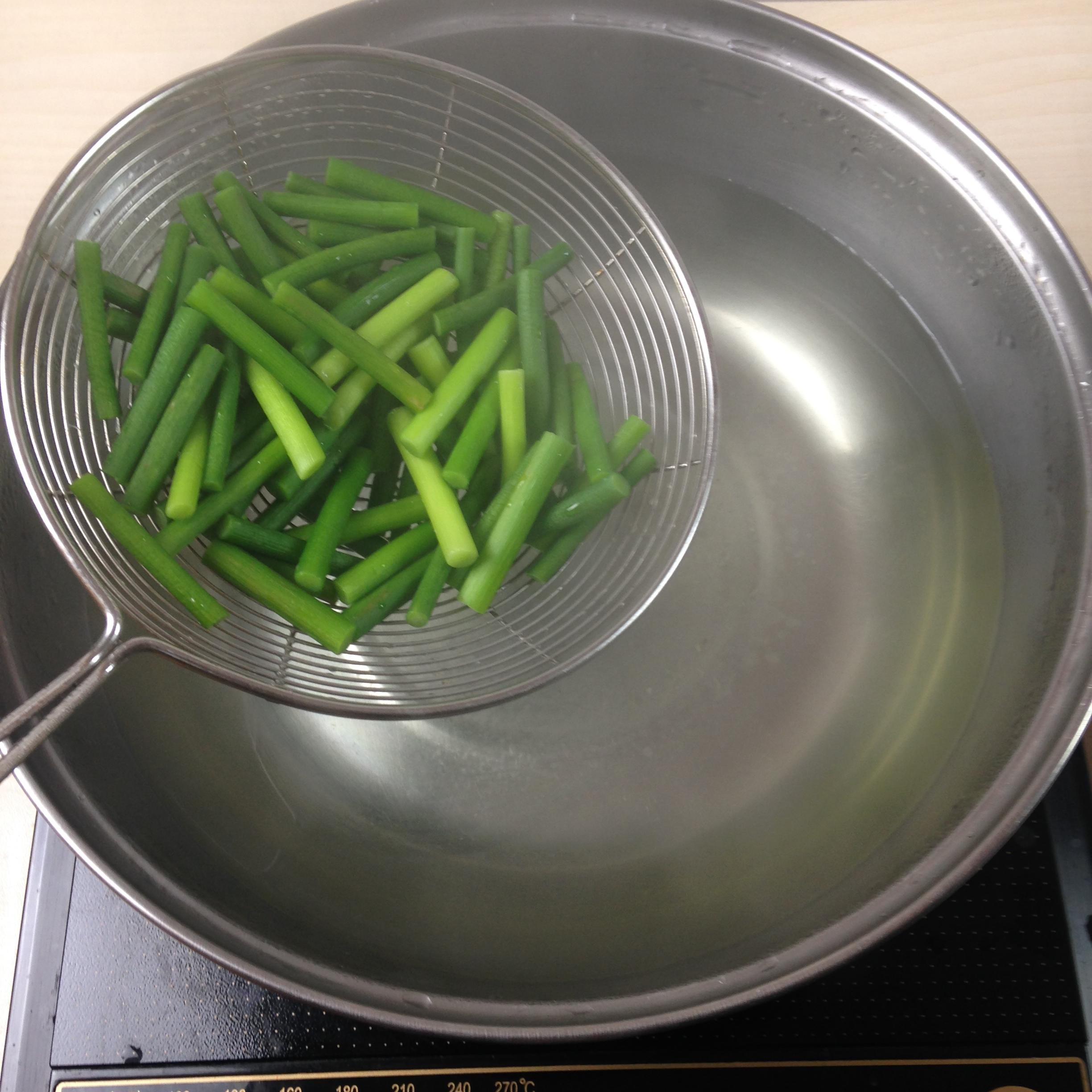梅干菜蒜苔炒飯的做法 步骤2