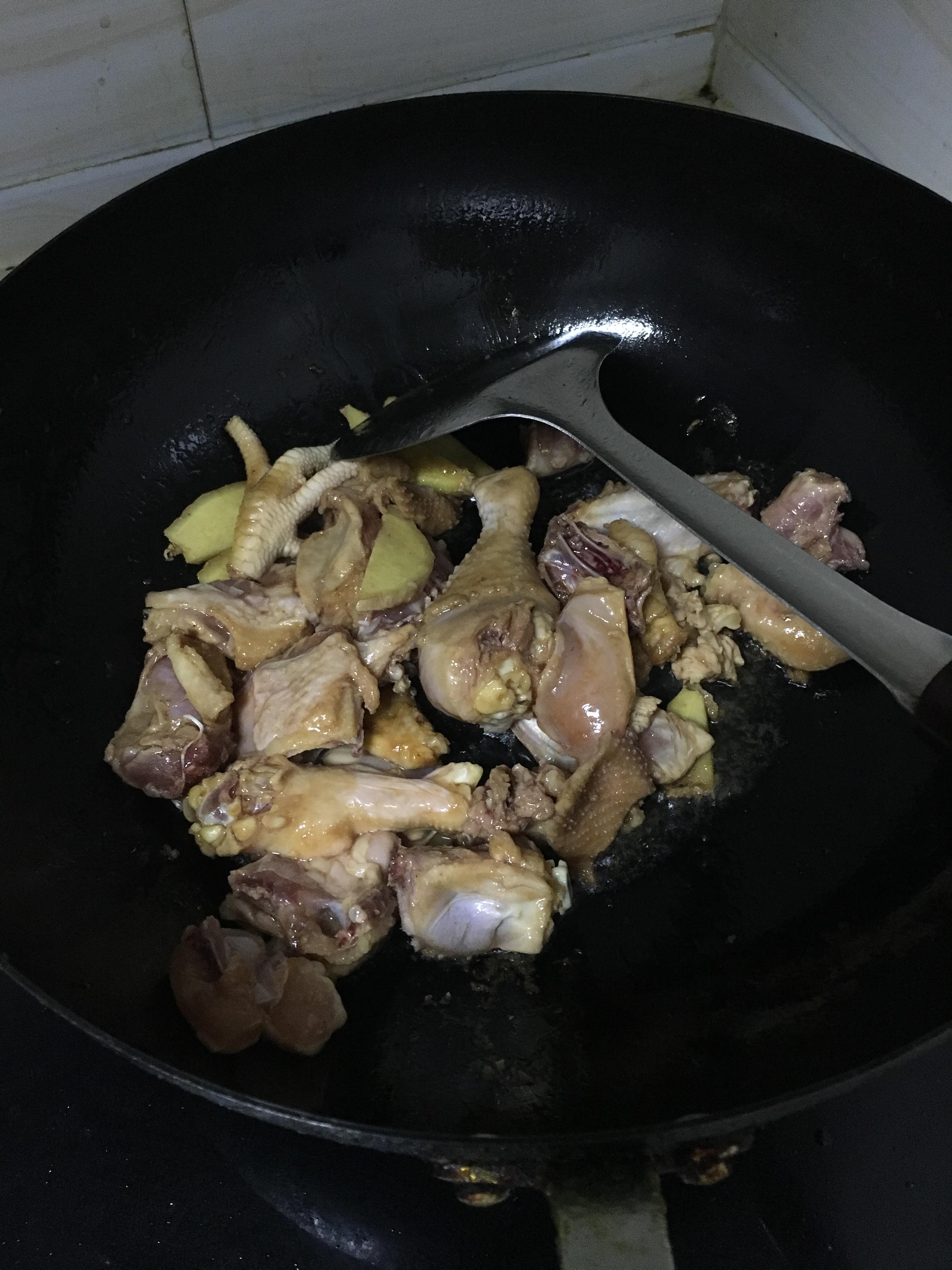 簡單易學土豆香菇燜雞肉的做法 步骤3