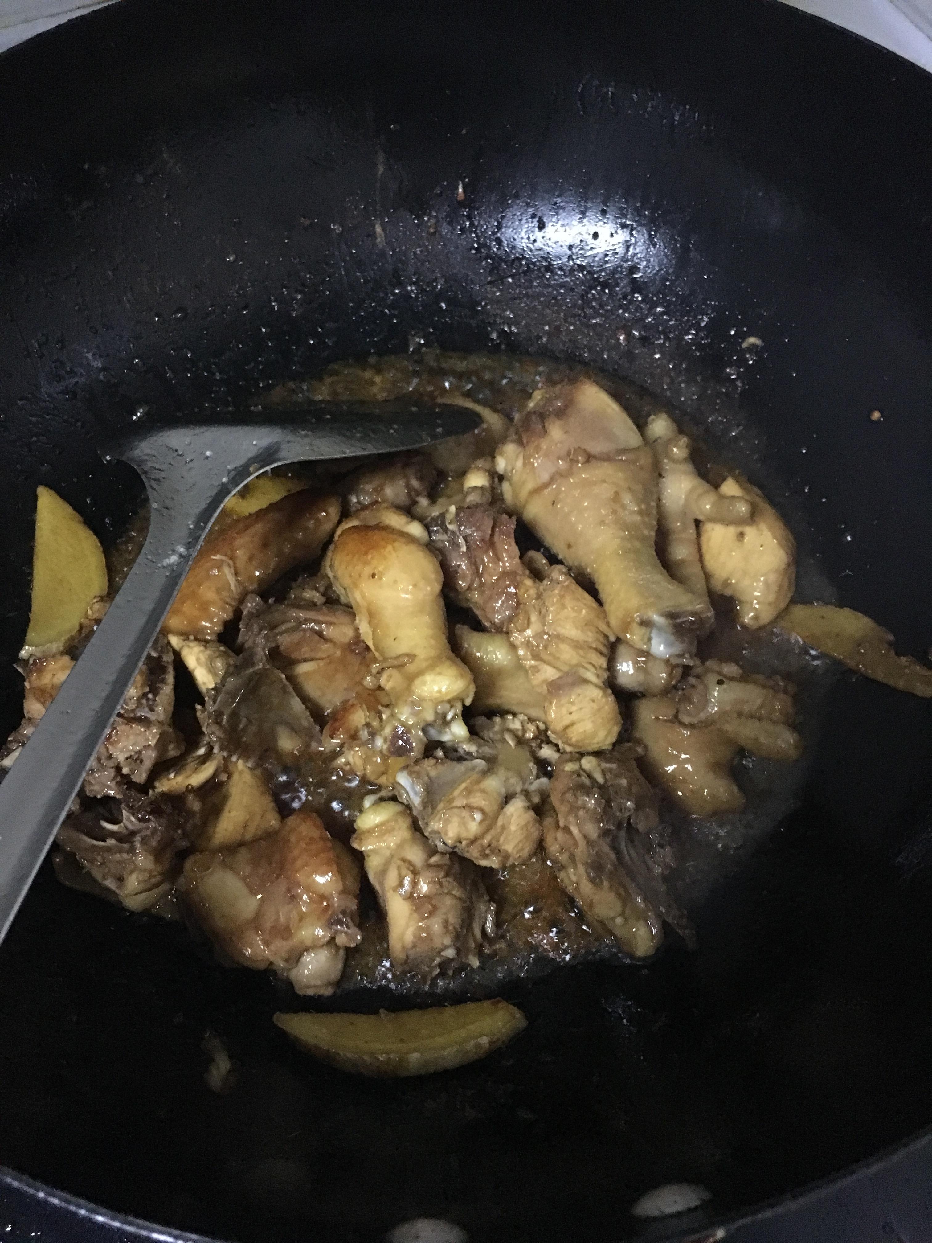 簡單易學土豆香菇燜雞肉的做法 步骤4