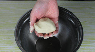 中秋美味甜品---玫瑰豆沙蛋黃酥的做法 步骤7
