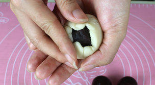 中秋美味甜品---玫瑰豆沙蛋黃酥的做法 步骤24