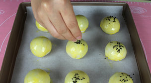 中秋美味甜品---玫瑰豆沙蛋黃酥的做法 步骤26