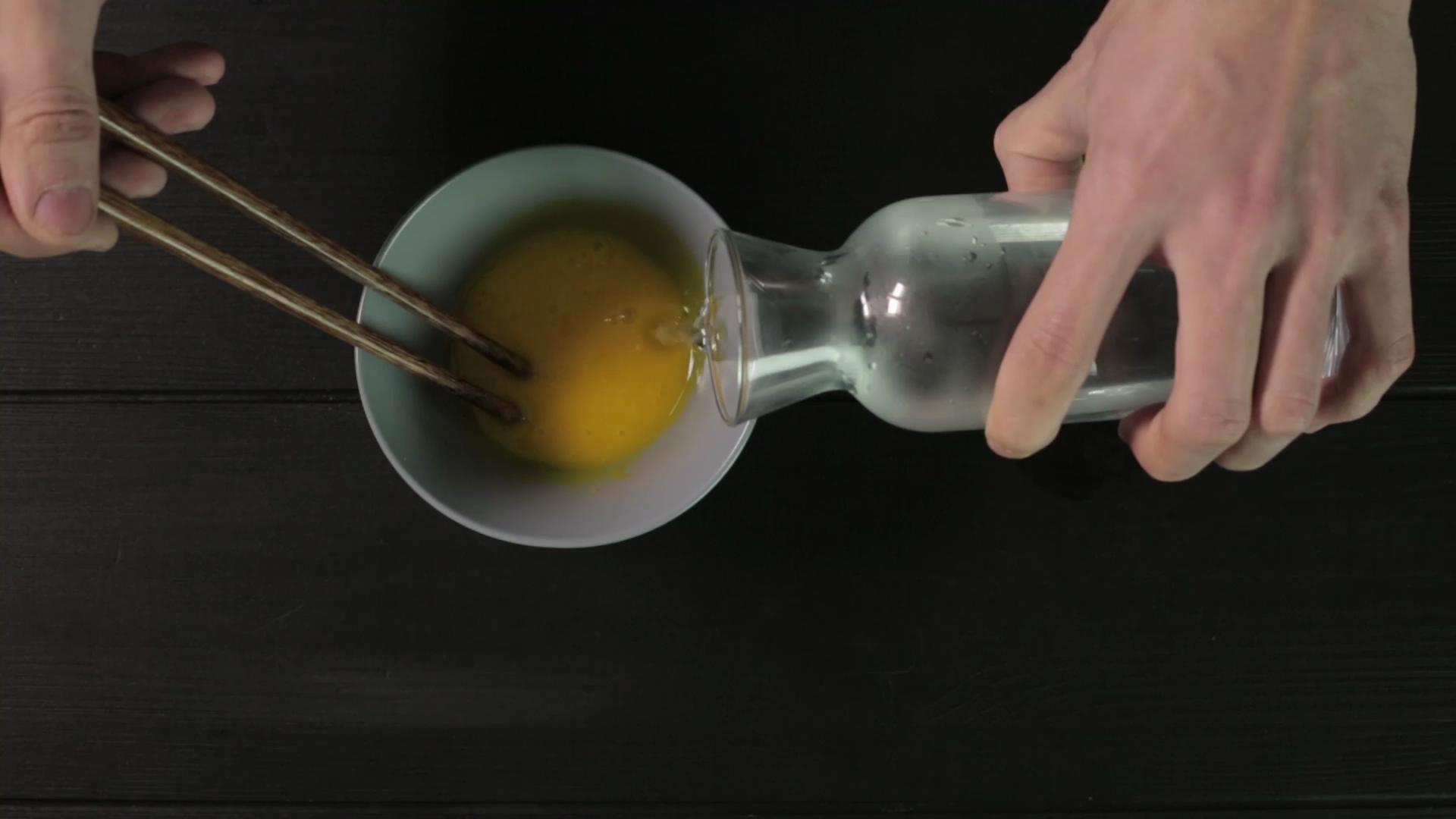 蔬菜蒸蛋 | 爸爸廚房 VOL . 113 蛋黃 黃瓜 彩椒末 溫水的做法 步骤5