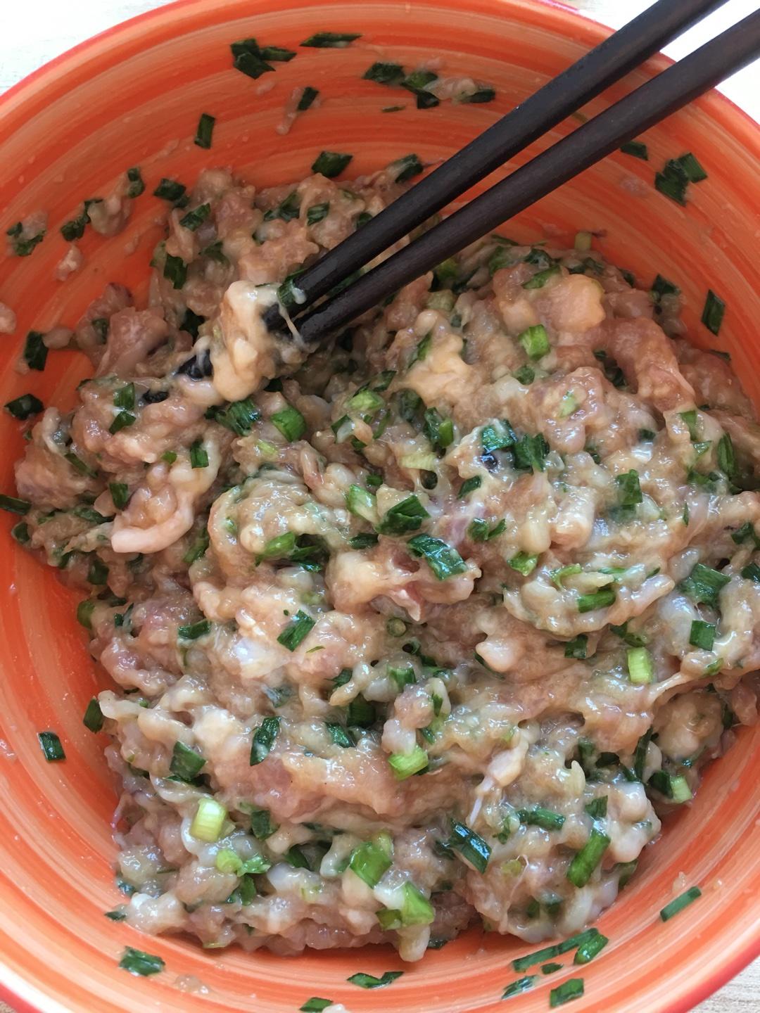 韭菜魷魚鮮肉餛飩的做法 步骤2