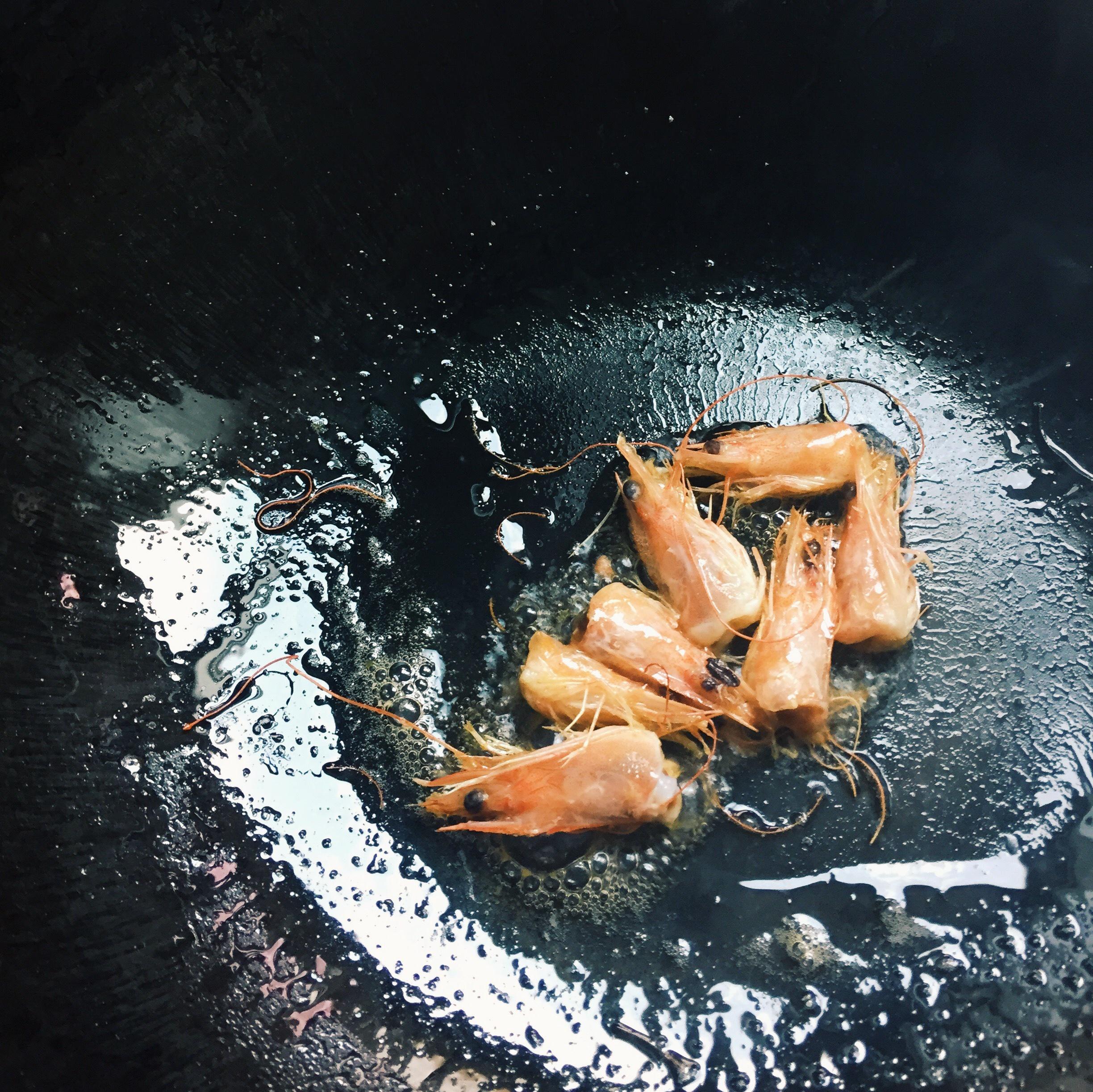 蝦仁炒飯（咸蛋黃配蝦頭油版）的做法 步骤4