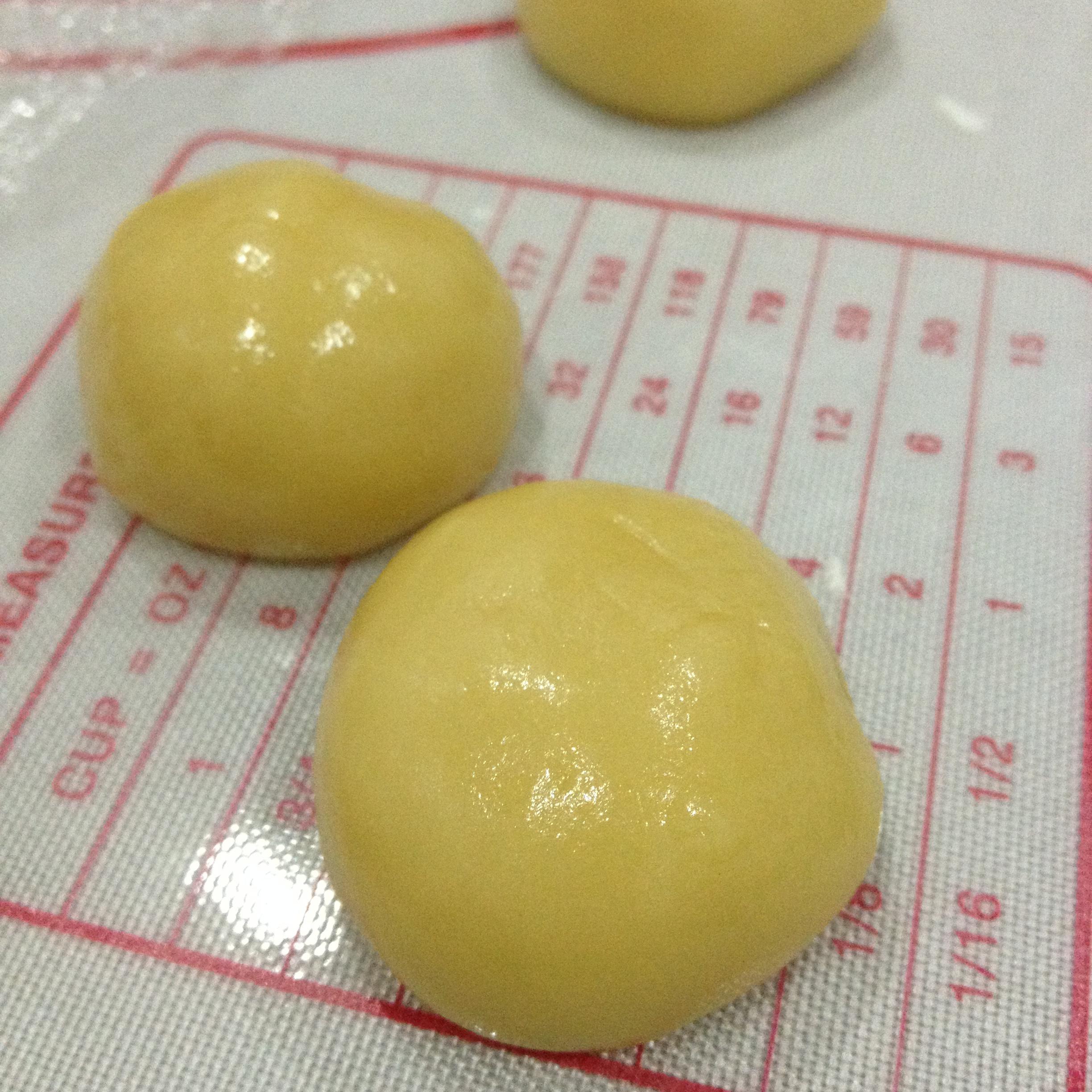 最簡單做咸蛋黃廣式月餅的做法 步骤1