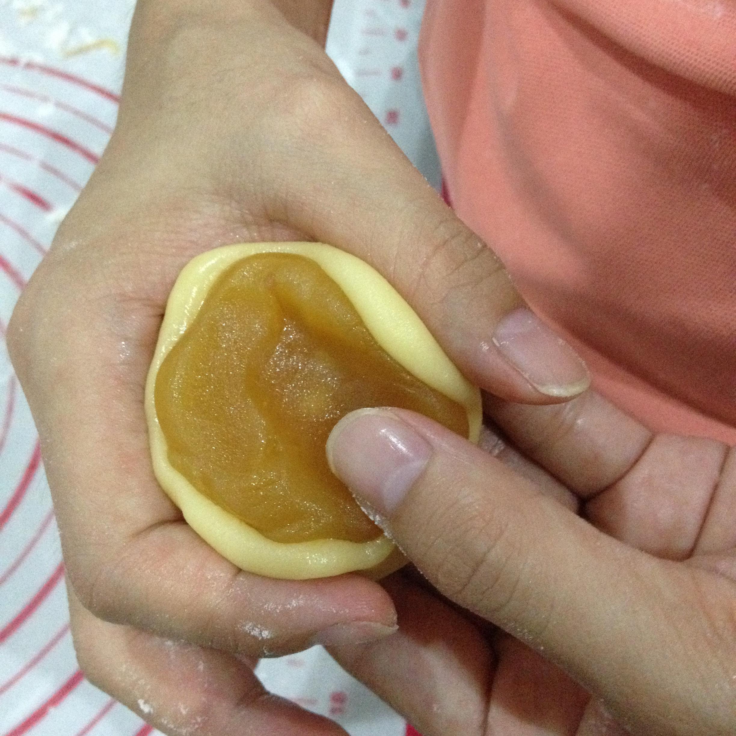 最簡單做咸蛋黃廣式月餅的做法 步骤5