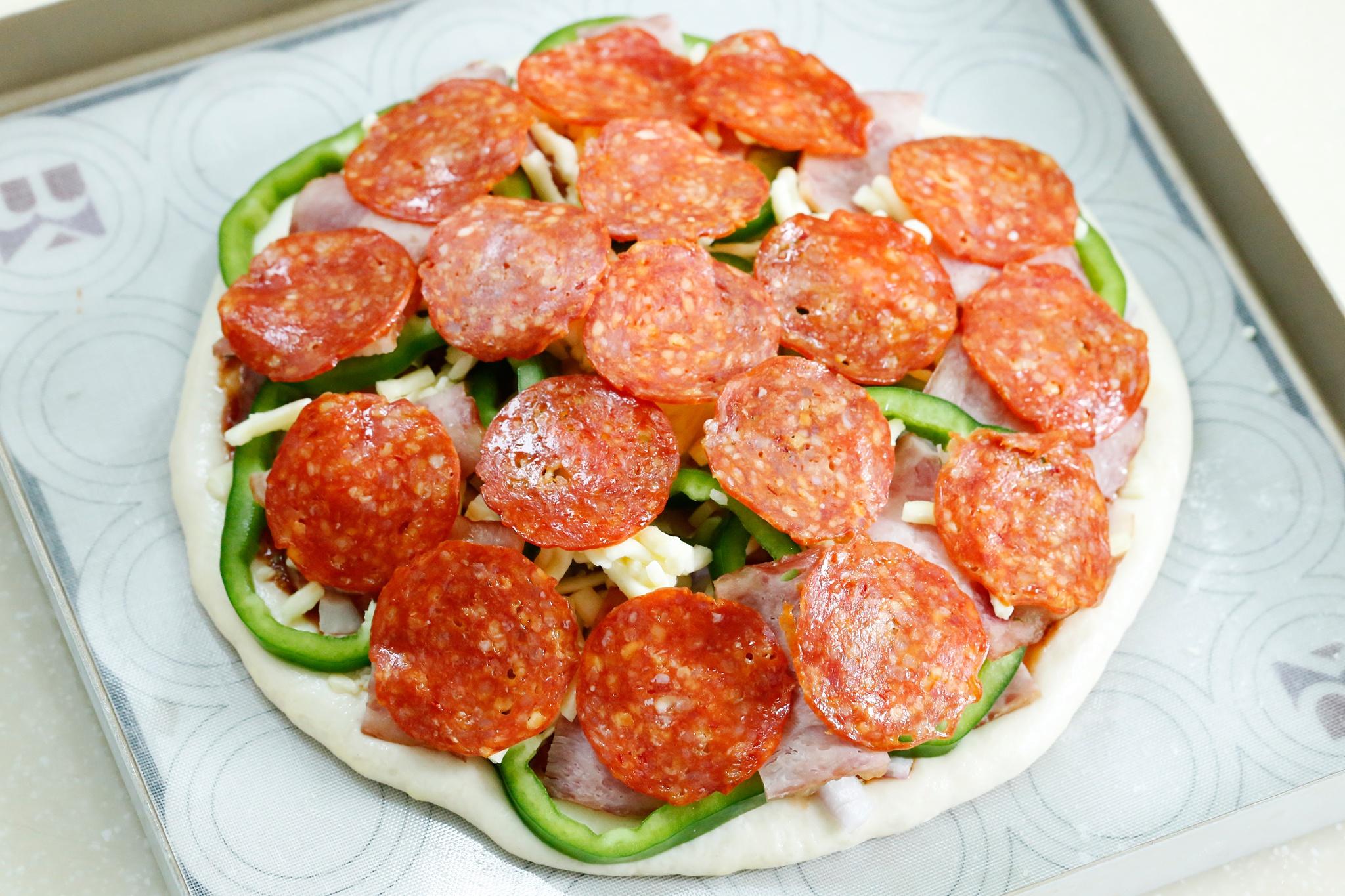 薩拉米腸培根青椒披薩——松下PT1000面包機版的做法 步骤10