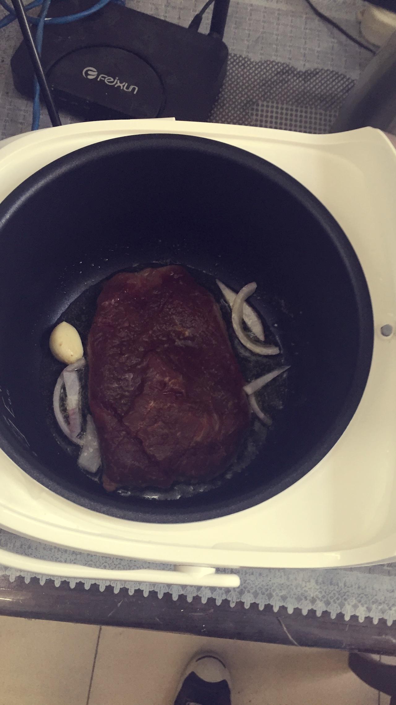 電飯煲煎黑椒牛排的做法 步骤2