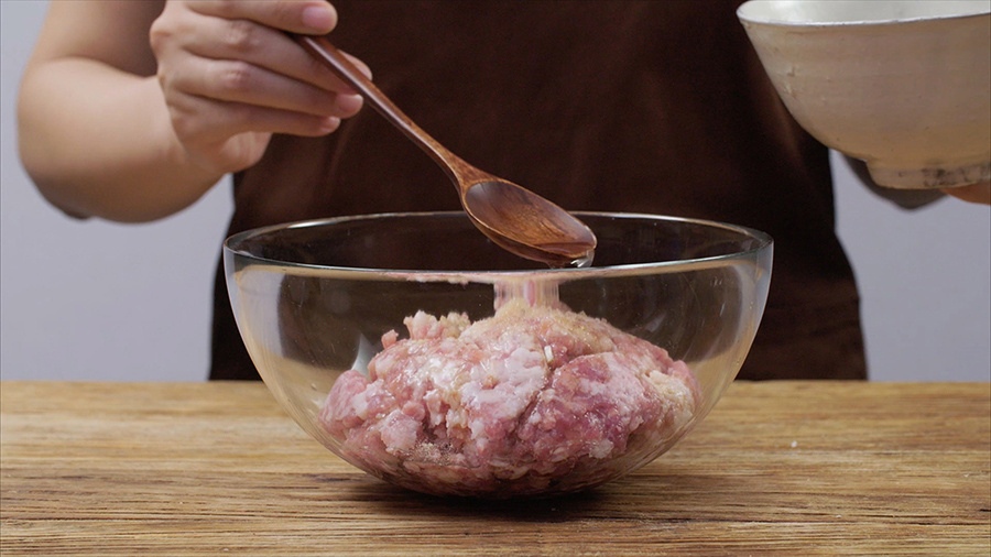 六月黃毛豆蒸肉餅∣美食台的做法 步骤1