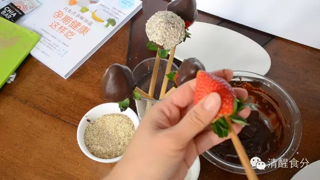 情人節 | 巧克力草莓&草莓玫瑰花的做法 步骤8
