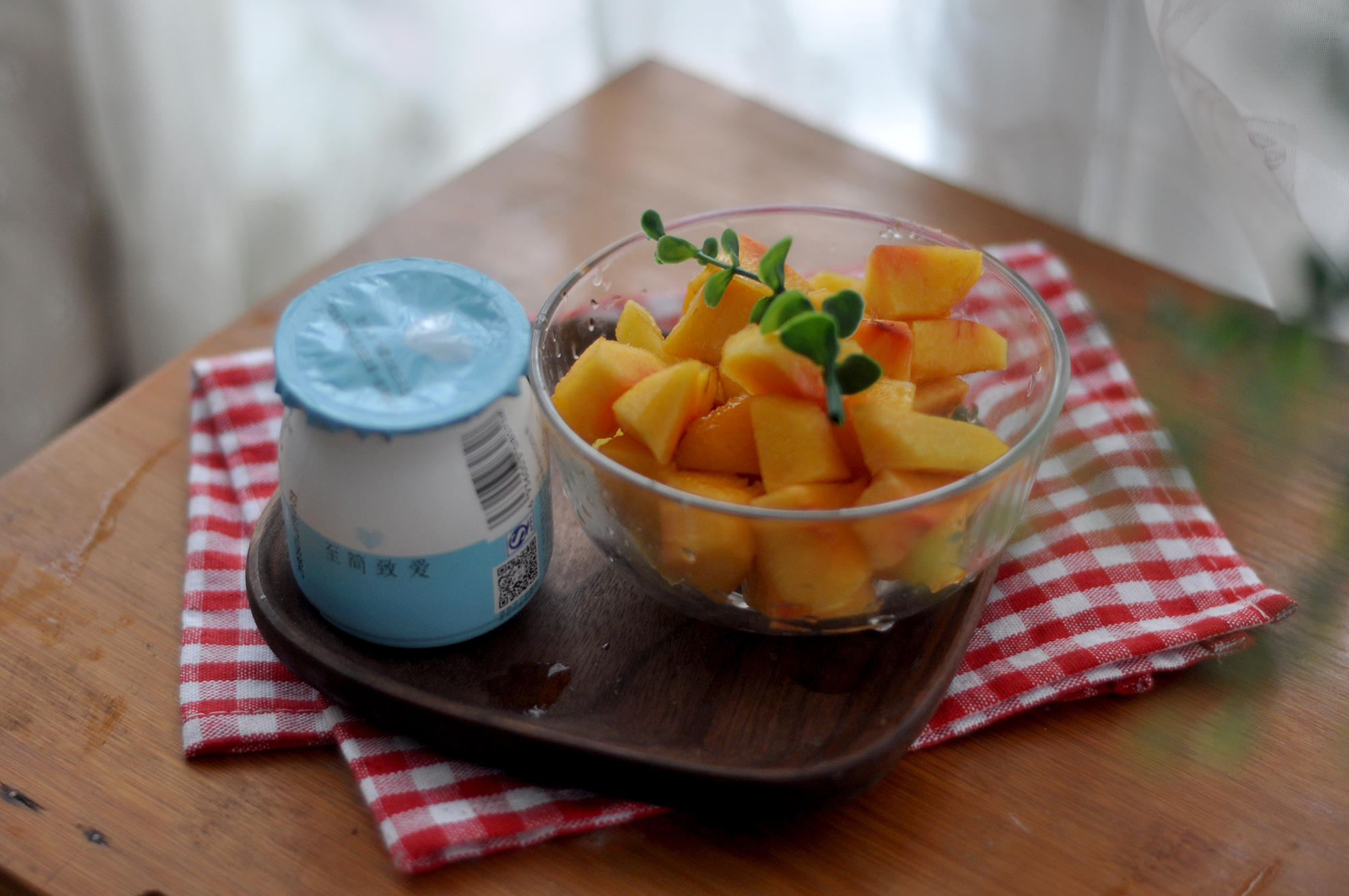 【酸奶黃桃沙拉】立秋日，吃秋桃的做法 步骤1