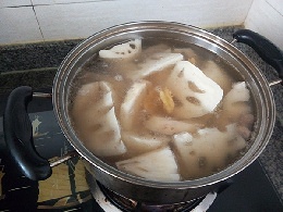 家常排骨蓮藕湯的做法 步骤3