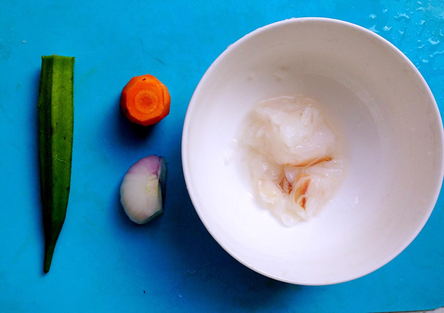 鱈魚秋葵時蔬飯團（小雪人兒童餐）的做法 步骤1