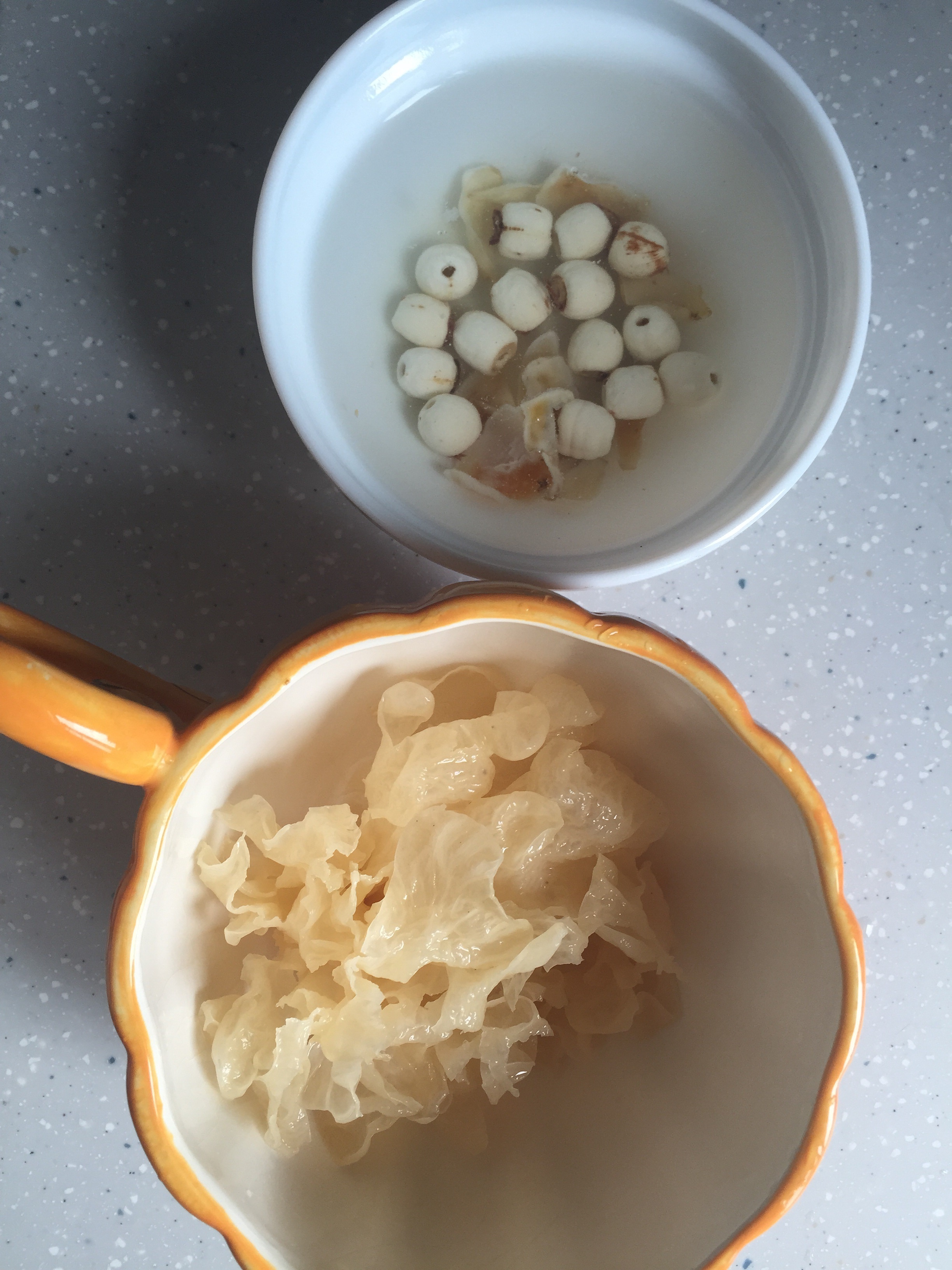 銀耳百合蓮子枸杞秋梨糖水的做法 步骤1