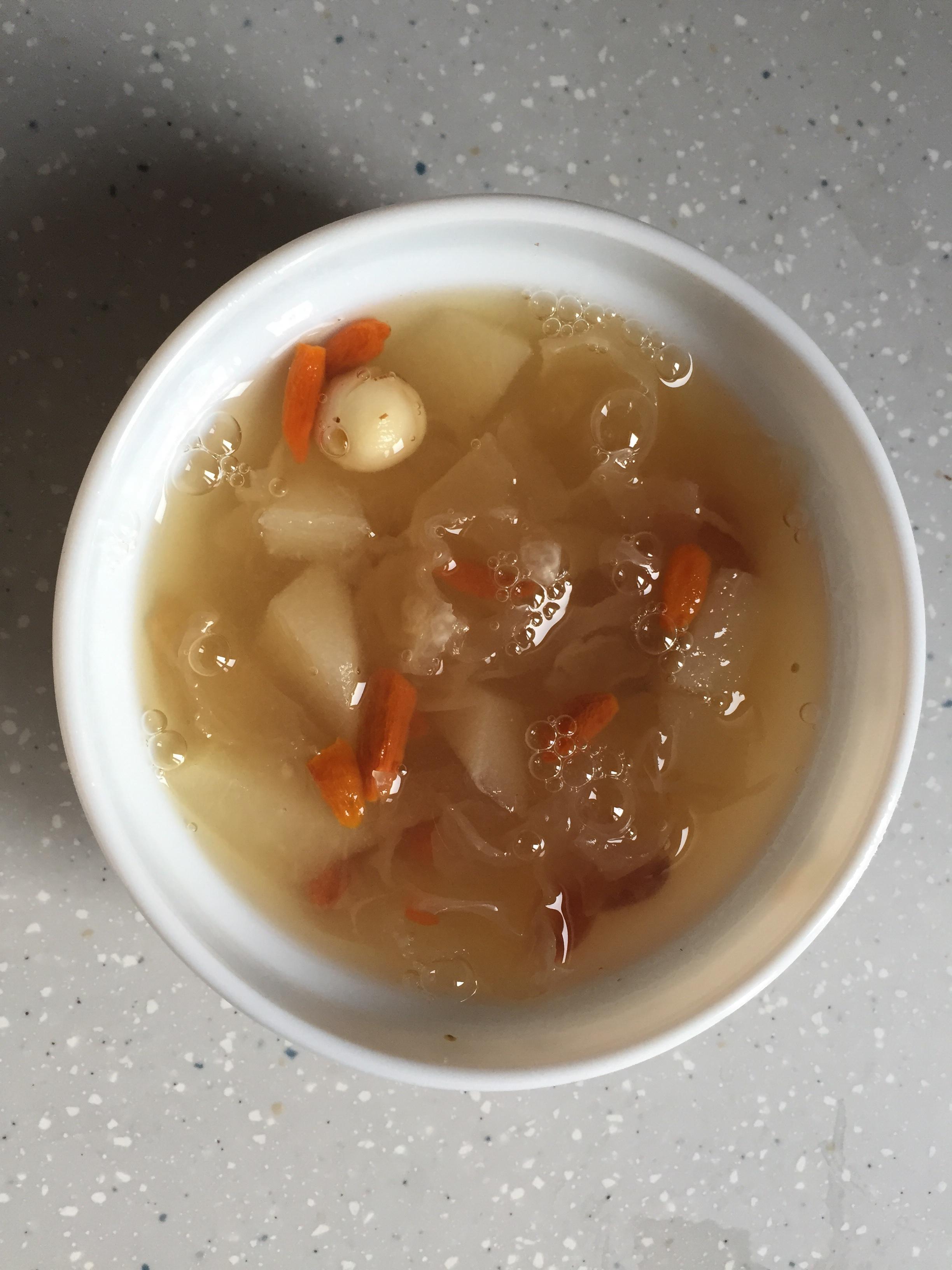 銀耳百合蓮子枸杞秋梨糖水的做法 步骤2