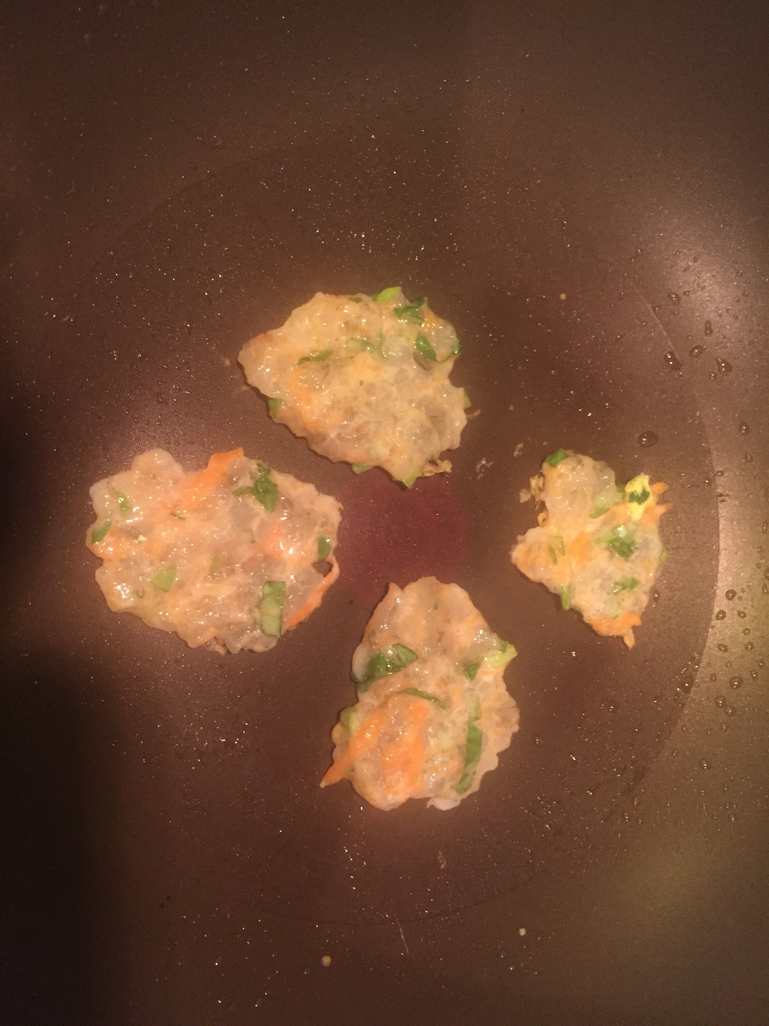 寶寶輔食︰胡蘿卜蔬菜蝦餅的做法 步骤5