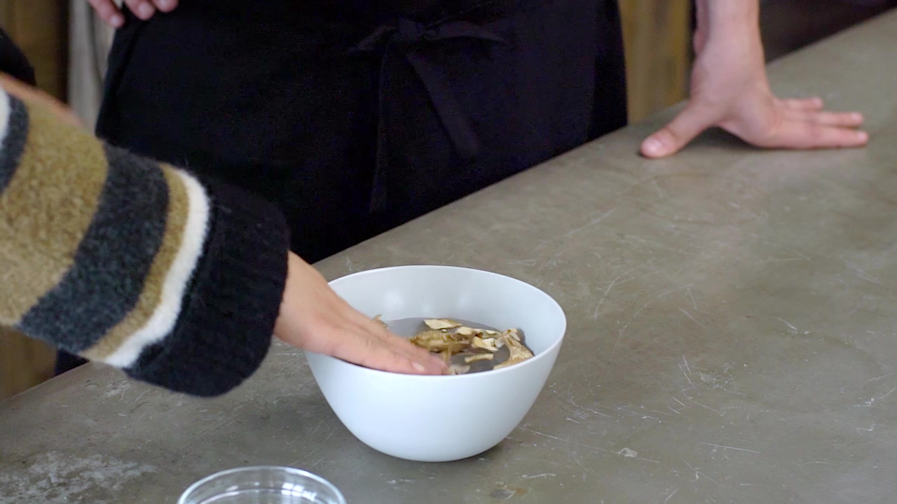 菌菇滑雞煲仔飯+米布丁的做法 步骤1