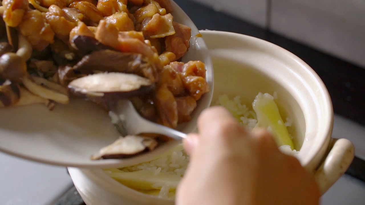 菌菇滑雞煲仔飯+米布丁的做法 步骤11