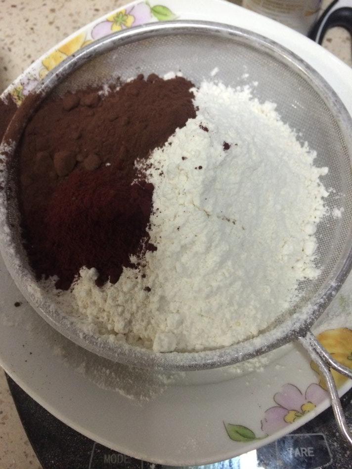 七夕最應景的蛋糕--紅絲絨蛋糕附冷凍奶油奶酪儲存的小竅門的做法 步骤1
