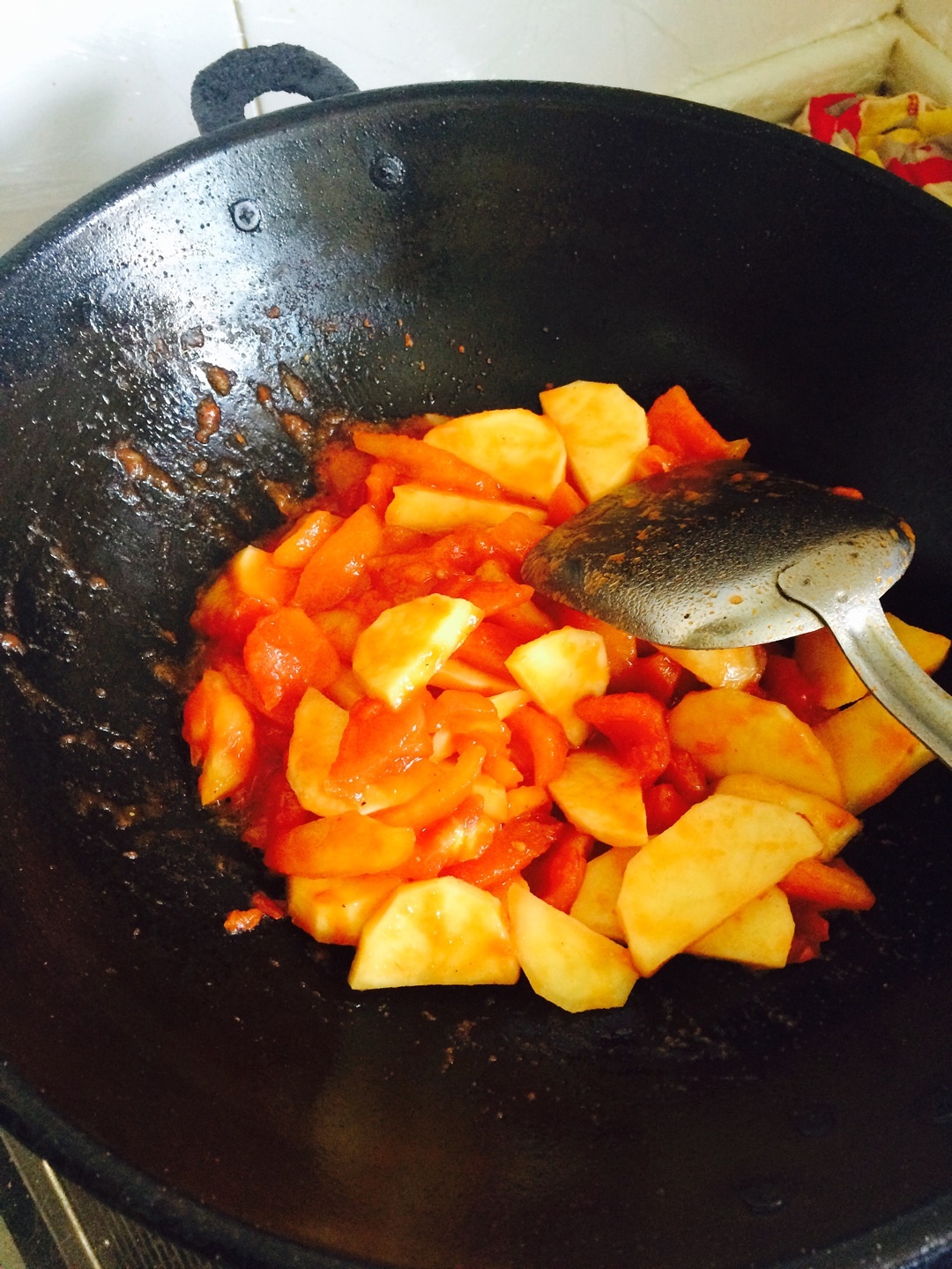 炎炎夏日來一碗開胃又營養的番茄土豆湯的做法 步骤3