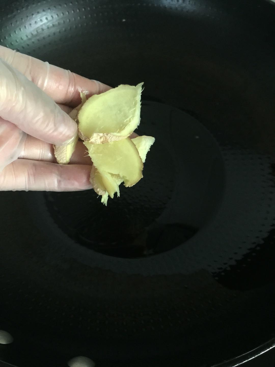 玉米胡蘿卜豬骨湯--祛濕湯的做法 步骤2