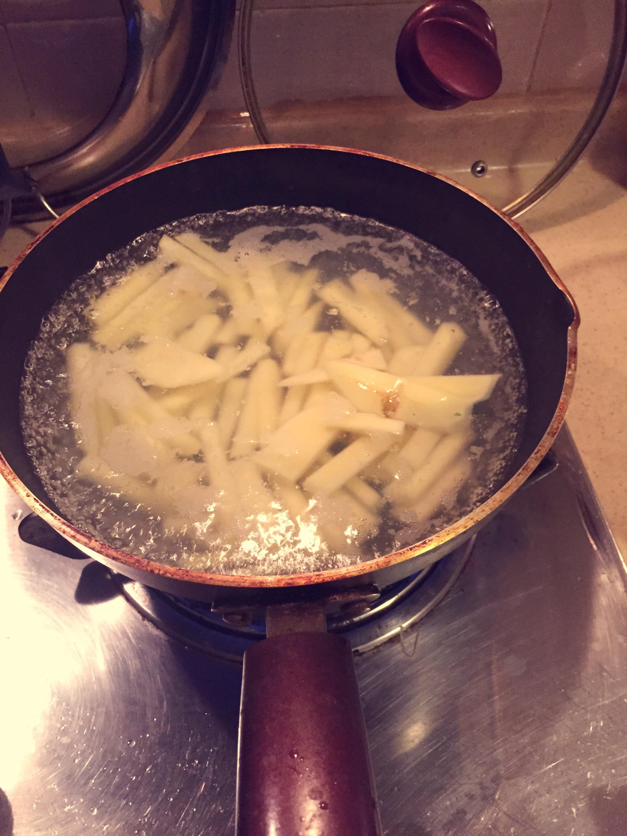 鮮蝦干鍋的做法 步骤3