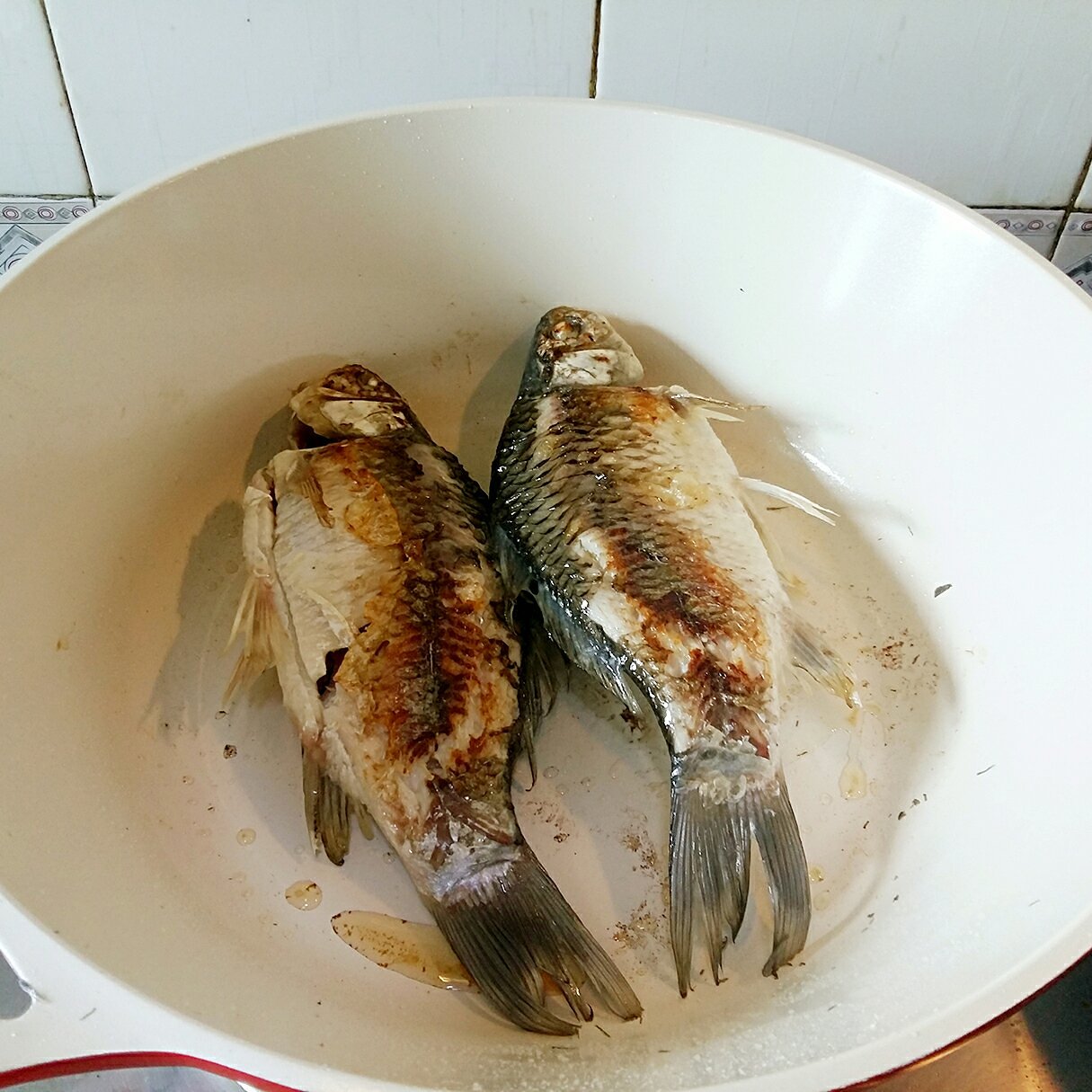 美顏去痘湯:黃豆鯽魚的做法 步骤1