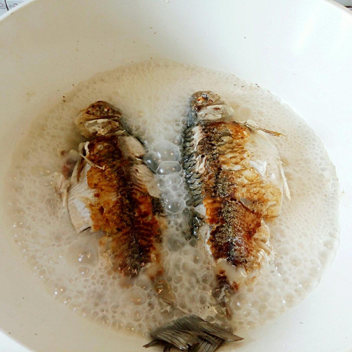 美顏去痘湯:黃豆鯽魚的做法 步骤2