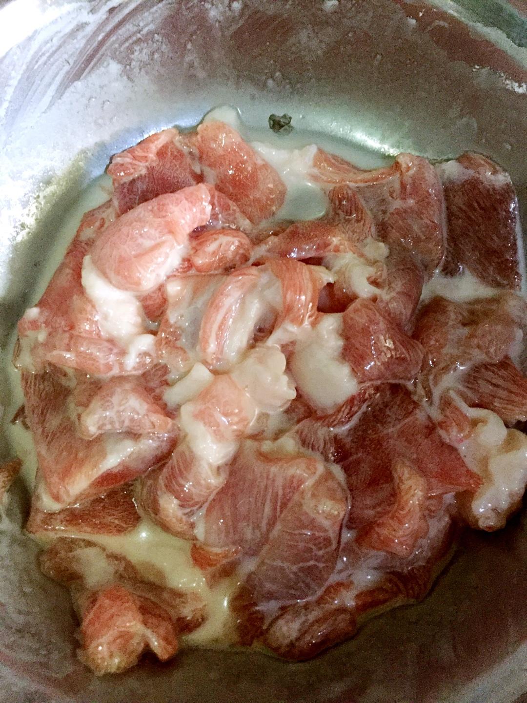超級下飯的蒜苔炒肉的做法 步骤2