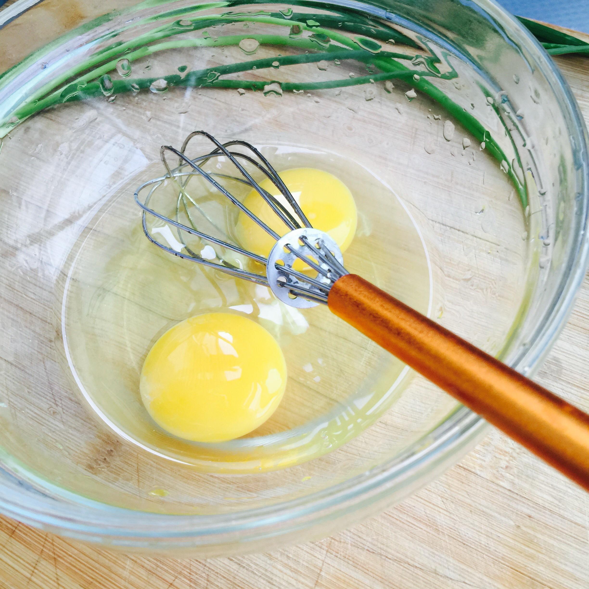 雞蛋灌餅改良版 香蔥全麥雞蛋軟餅 低卡健康的早餐的做法 步骤1