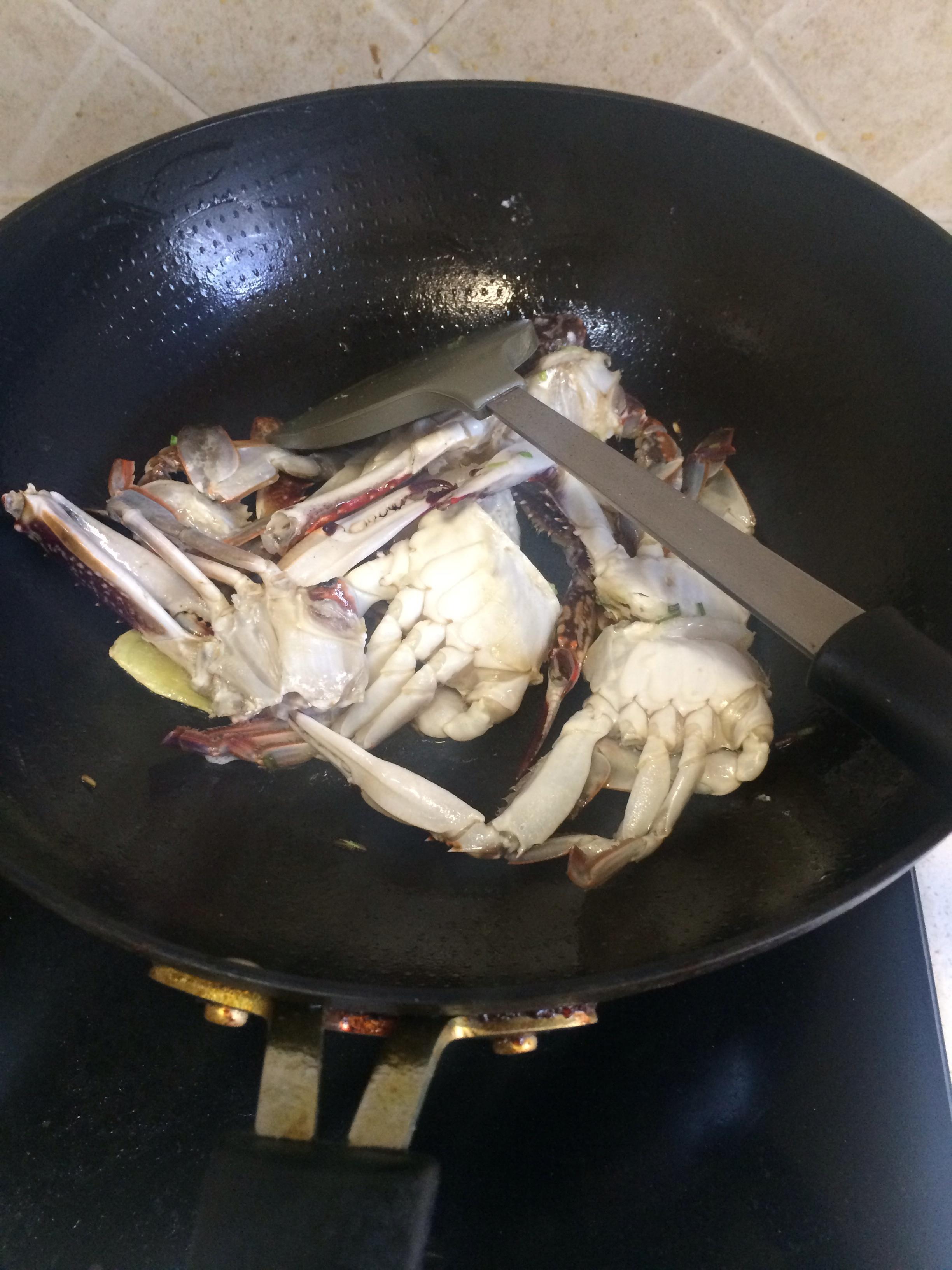 椰香咖喱梭子蟹的做法 步骤4