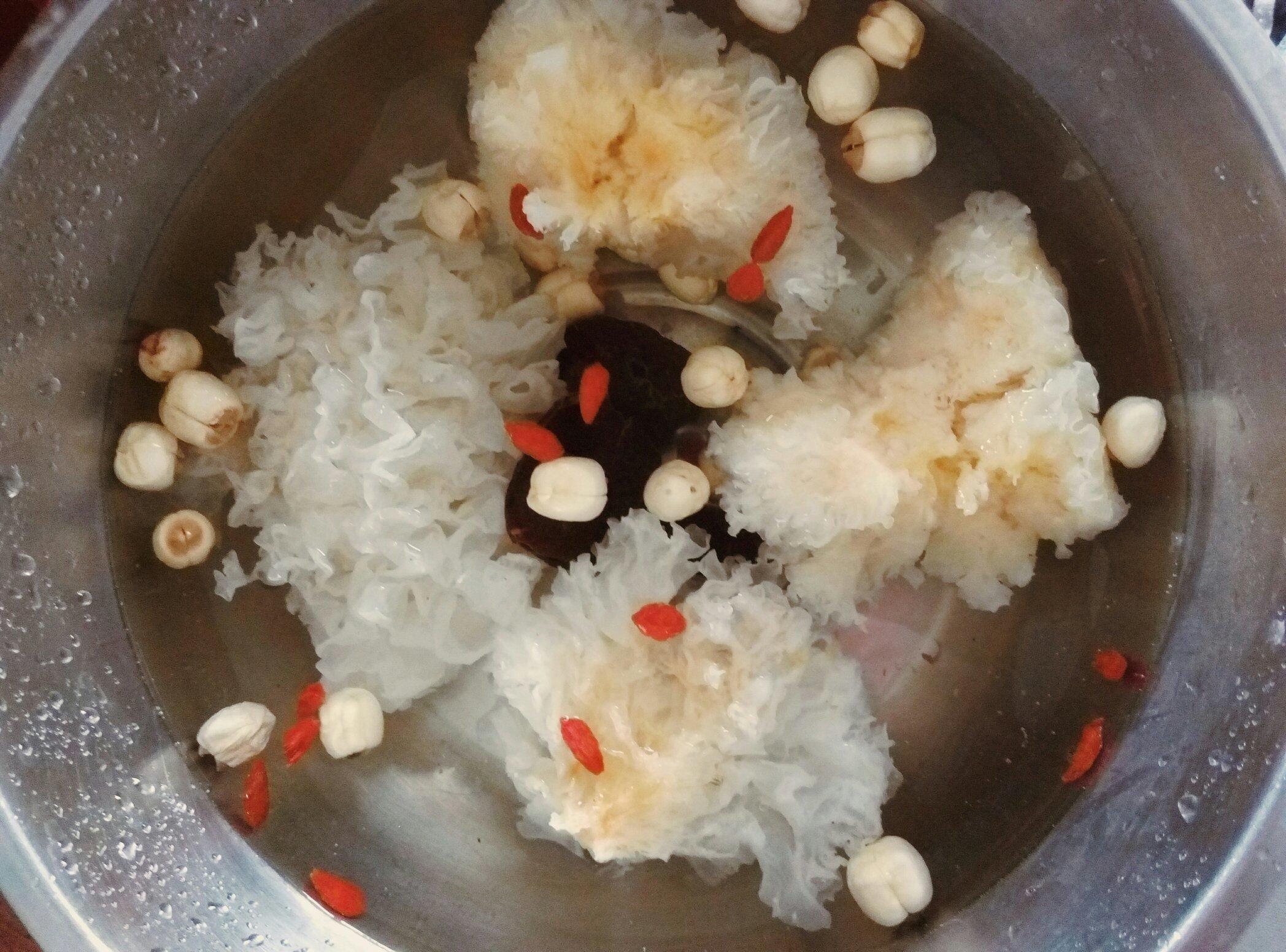 銀耳蓮子紅棗枸杞湯的做法 步骤1