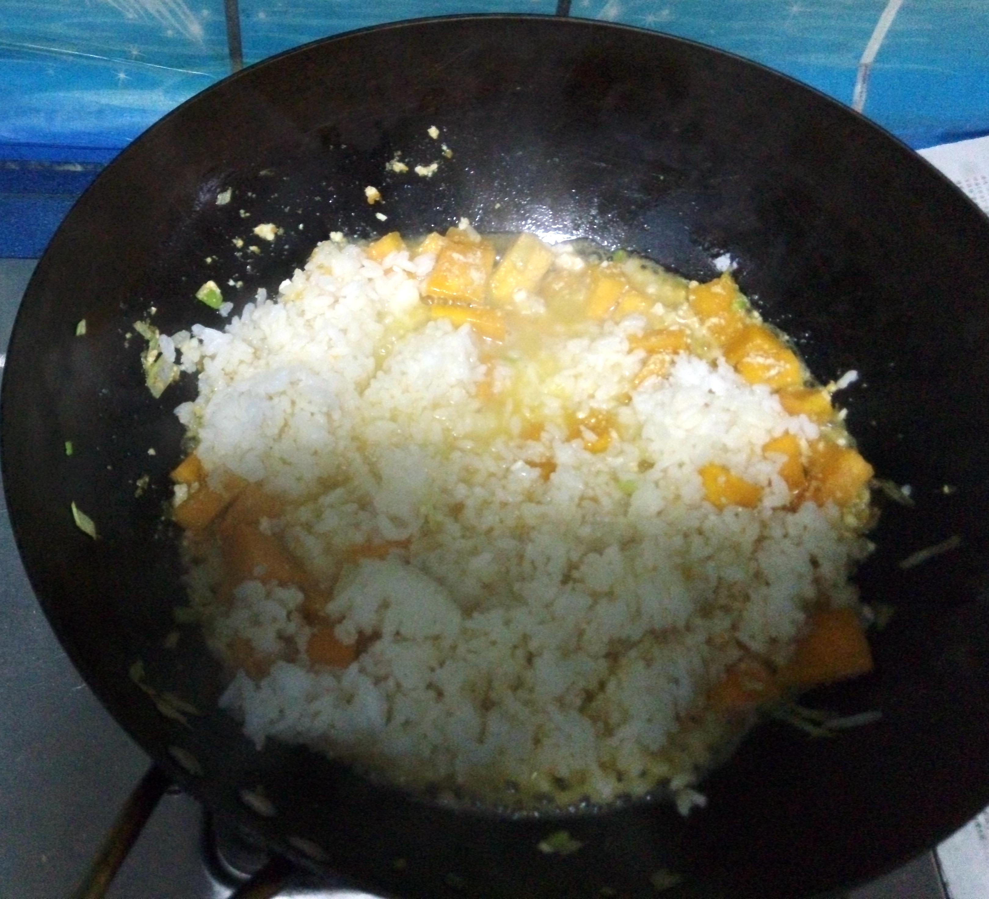 咸蛋南瓜燜飯的做法 步骤5