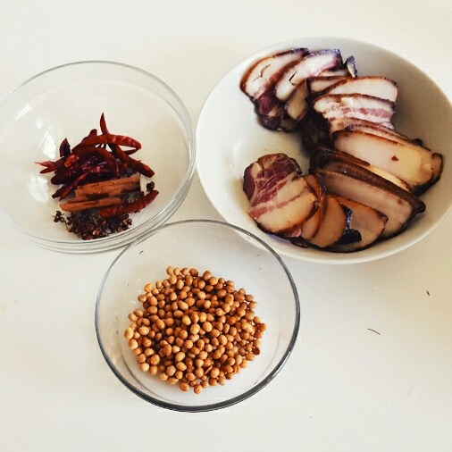 湘西黃豆燜臘肉的做法 步骤2