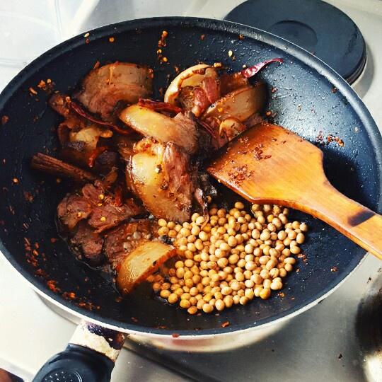 湘西黃豆燜臘肉的做法 步骤4