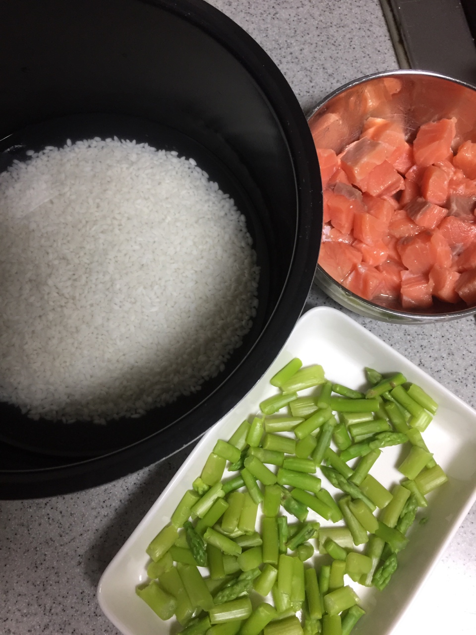 三文魚蘆筍炒飯的做法 步骤1