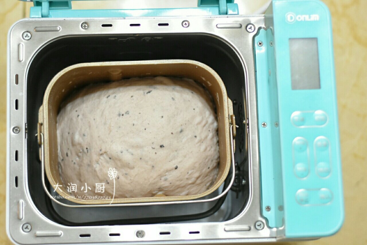 牛油果乳酪黑米脆皮包的做法 步骤3