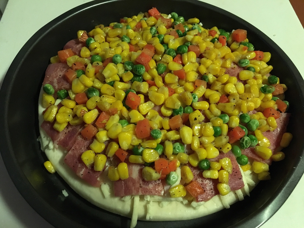 培根彩蔬黑椒披薩——披薩脆底的小秘方（無需披薩醬，番茄醬，任何醬）的做法 步骤12