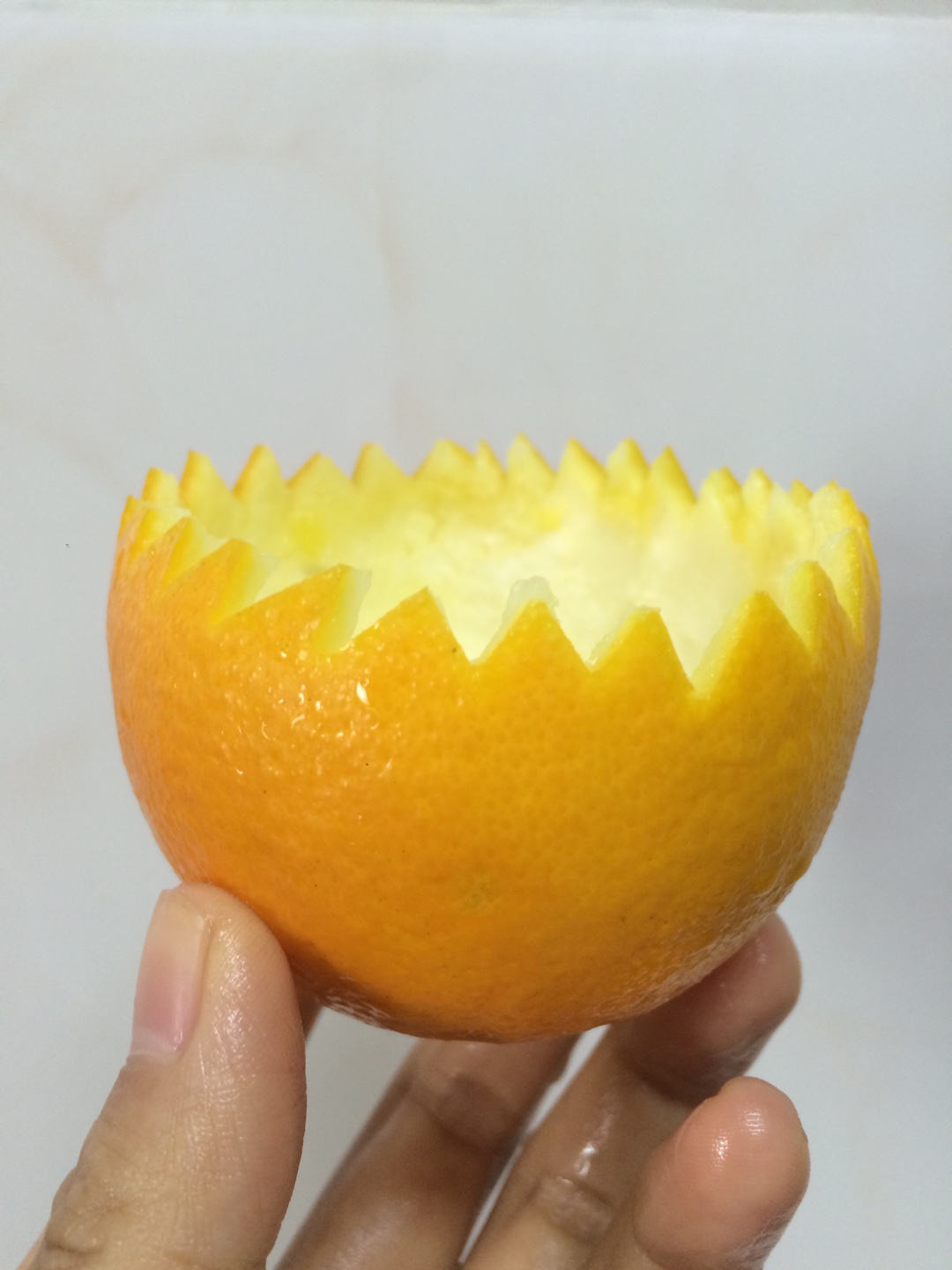 鮮蝦炒飯香橙盅的做法 步骤2