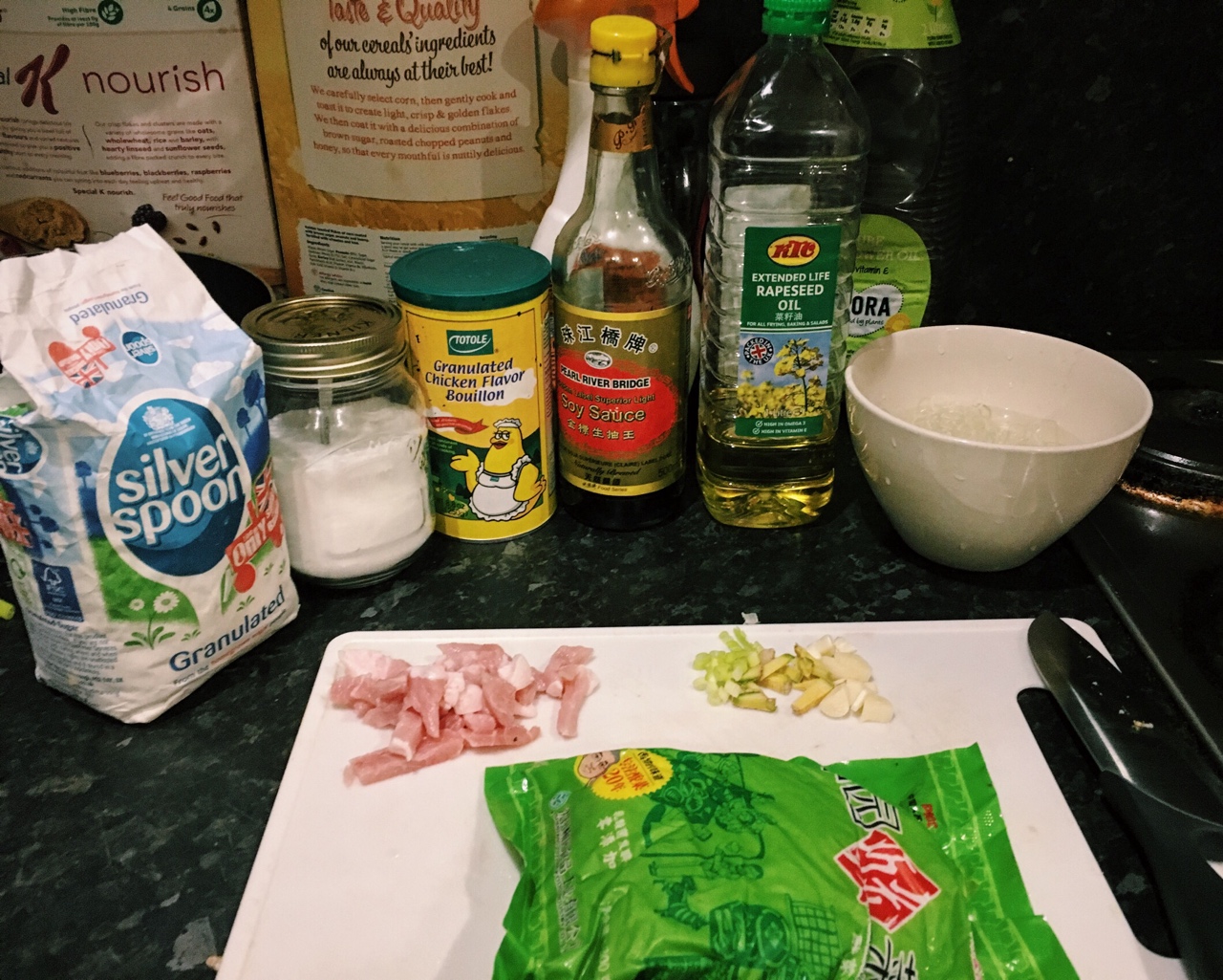 如何在腐國DIY漬菜粉（▔+ー▔）（酸菜粉絲炒肉）的做法 步骤1
