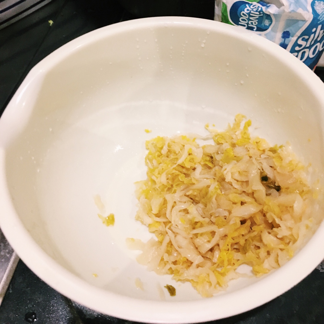 如何在腐國DIY漬菜粉（▔+ー▔）（酸菜粉絲炒肉）的做法 步骤2