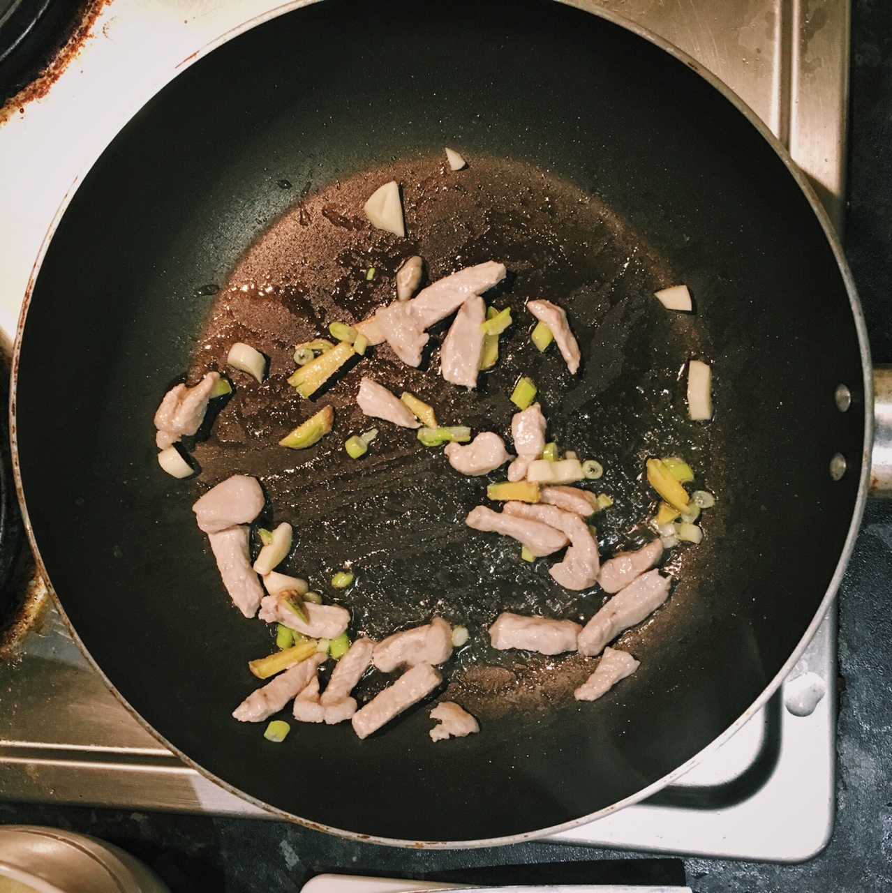 如何在腐國DIY漬菜粉（▔+ー▔）（酸菜粉絲炒肉）的做法 步骤4
