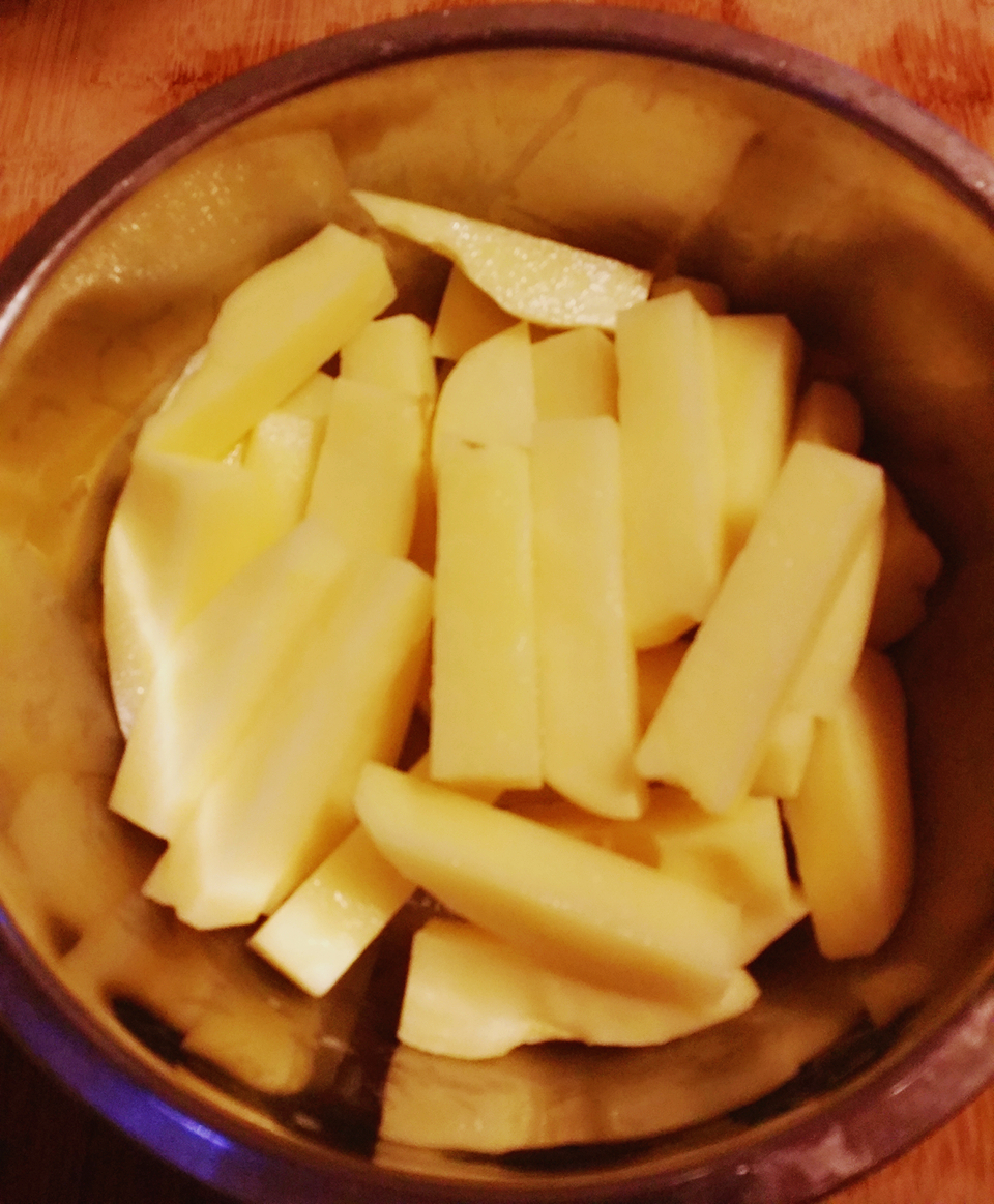 油豆角土豆燜臘腸的做法 步骤2