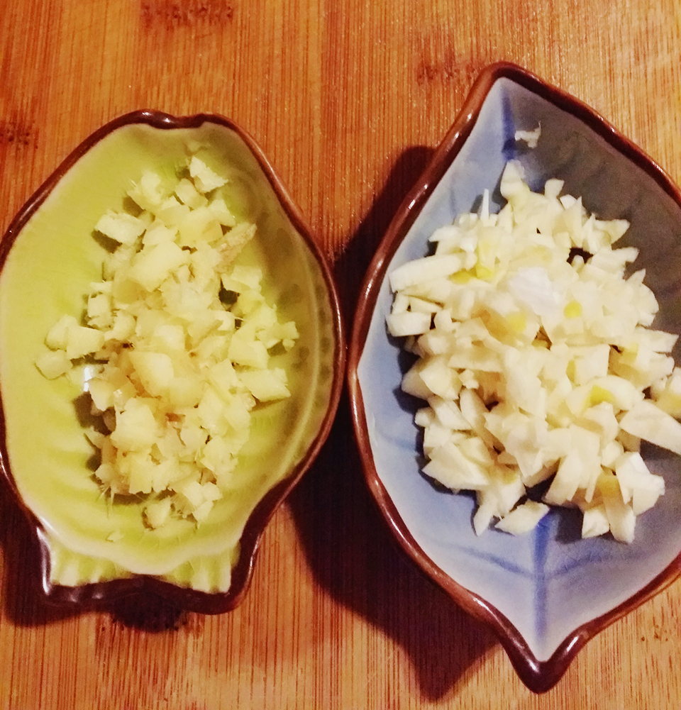 油豆角土豆燜臘腸的做法 步骤3