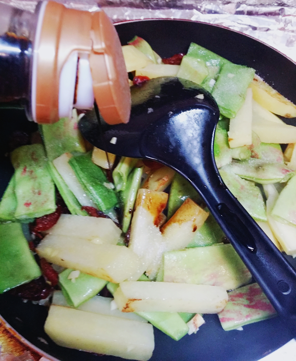油豆角土豆燜臘腸的做法 步骤9