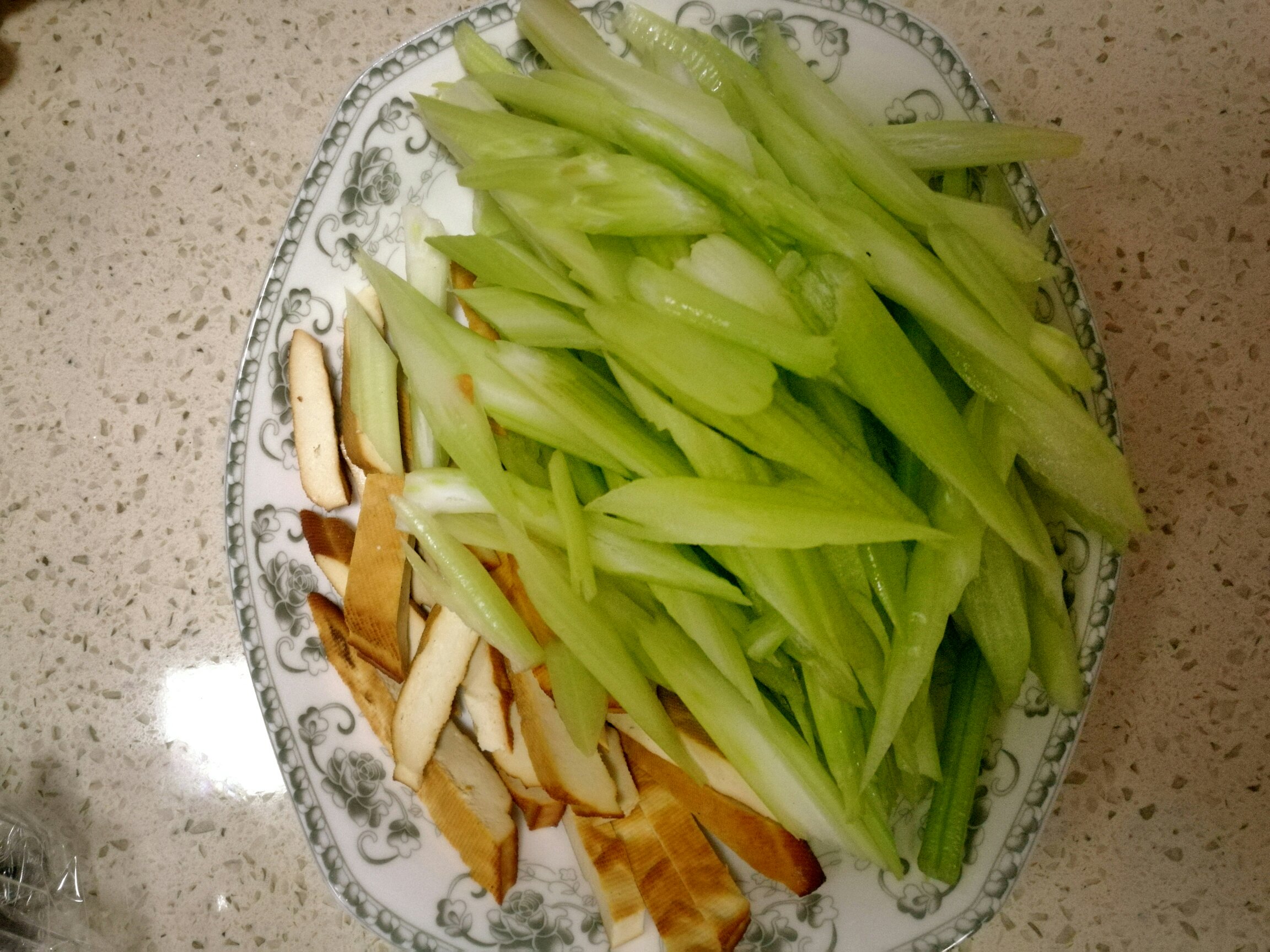 豆干芹菜的做法 步骤2