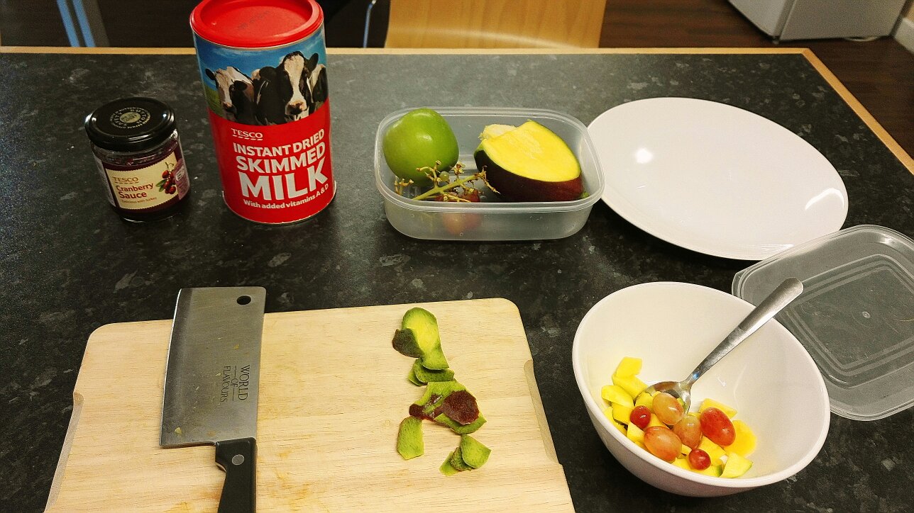 健康極簡早餐蔓越莓果醬水果牛奶麥片的做法 步骤1