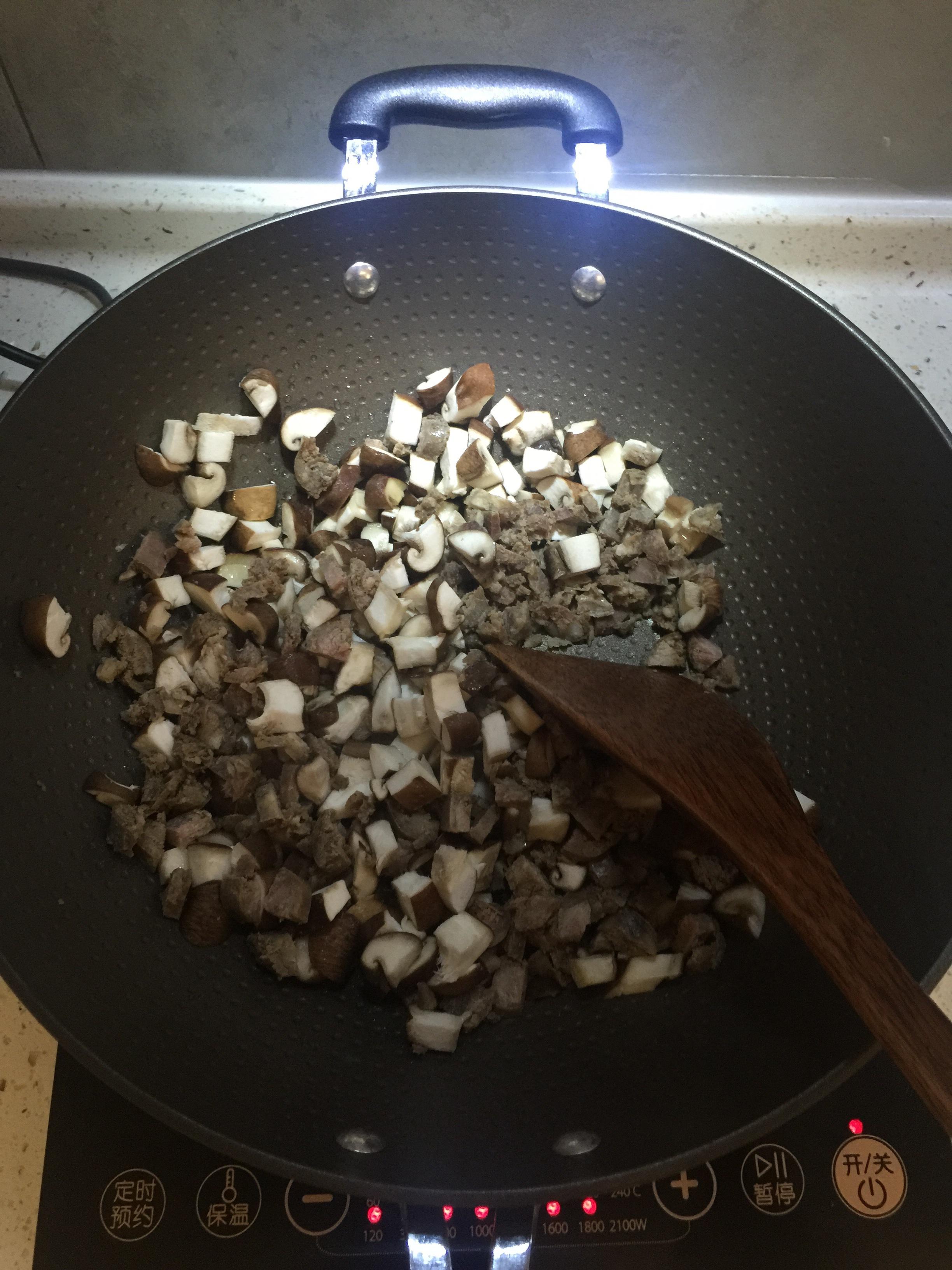 干腸香菇炒飯的做法 步骤4